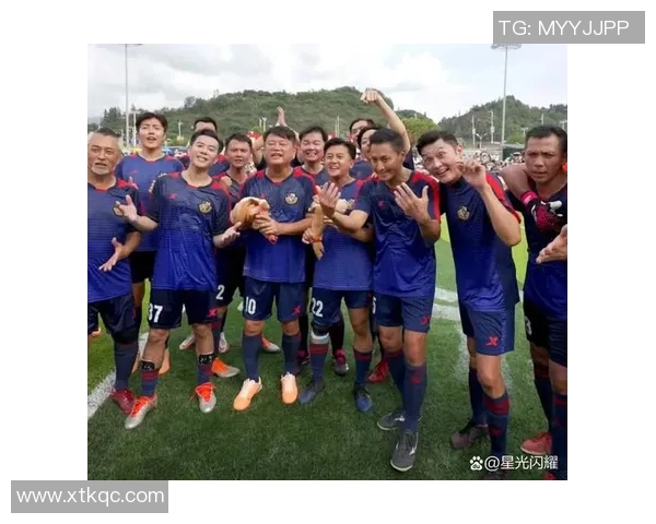 与足球明星亲密合拍的精彩瞬间分享与回忆